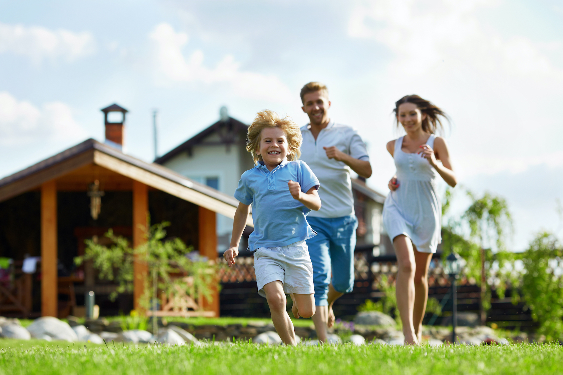 5.5-Zimmer-Eigentumswohnung - Running,People,On,A,Lawn,At,The,House