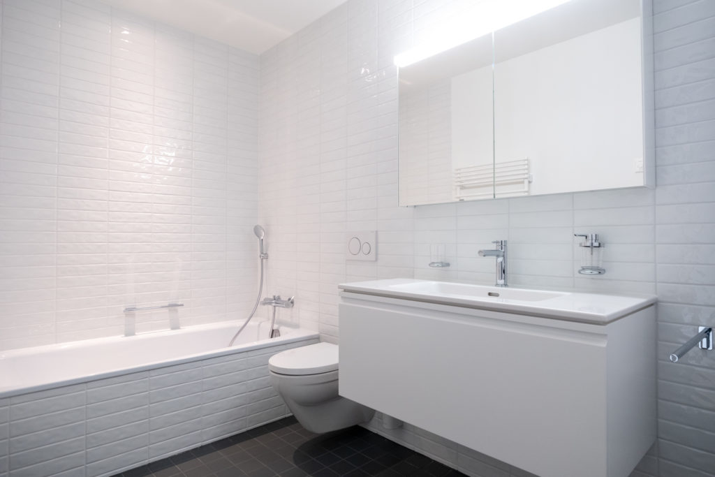 Badezimmer mit Waschturm und Badewanne