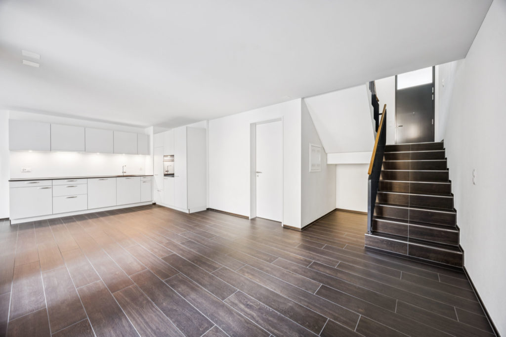 ERSTVERMIETUNG: Moderne Split-Level-Wohnung mit Charme in Oerlikon - 2