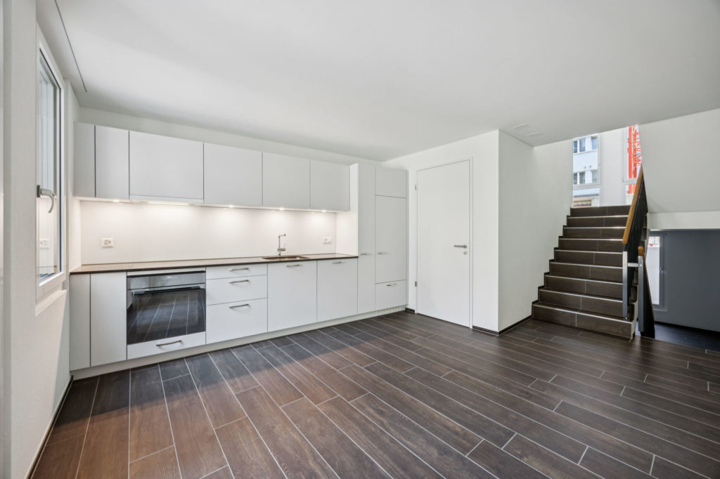 ERSTVERMIETUNG: Moderne Split-Level-Wohnung mit Charme in Oerlikon - Bild 3