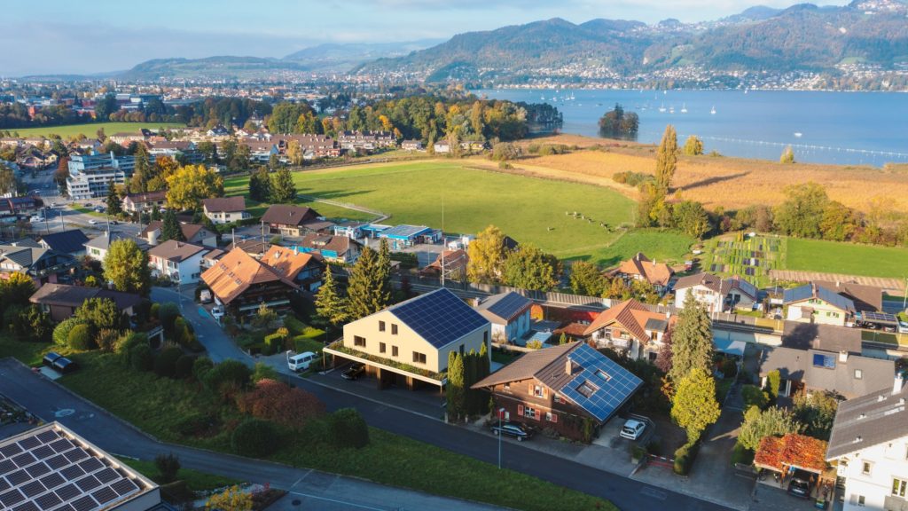 6.5-Zimmer-Doppel-EFH mit Berg- und Seesicht - aerial_729_2025-11-25