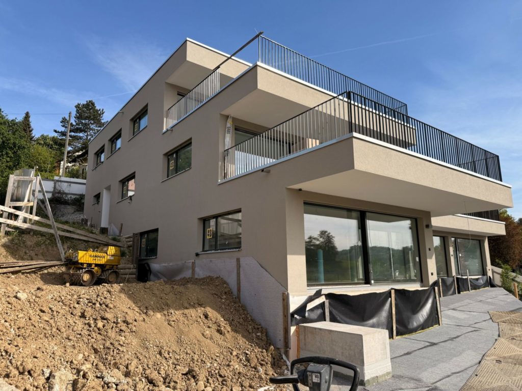 Exklusives Neubau Terrassenhaus in Neftenbach - Referenzbild-Fassade-scaled