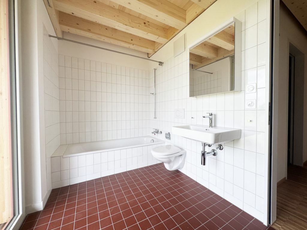 Hofwiesen - Grünes Wohnen mit Weitblick - Badewanne und WC