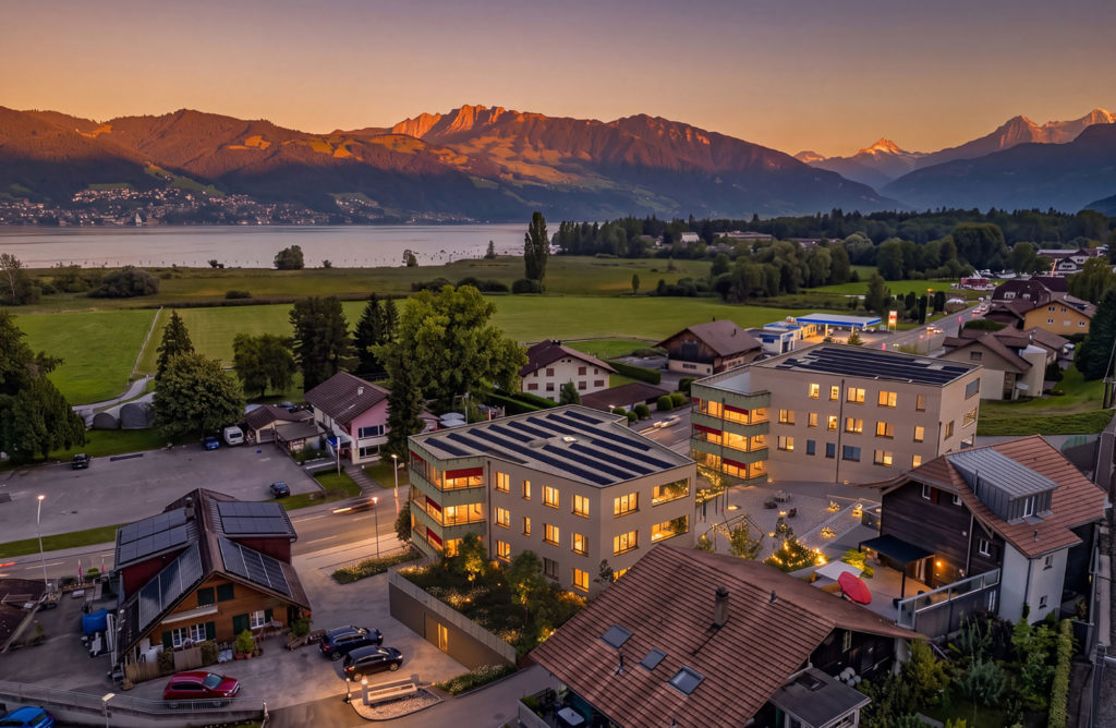 Eigentumswohnungen im Gwatt bei Thun - casa_immobilien_spiezstrasse57-und-59_gwatt_visu-aussen-03_abend