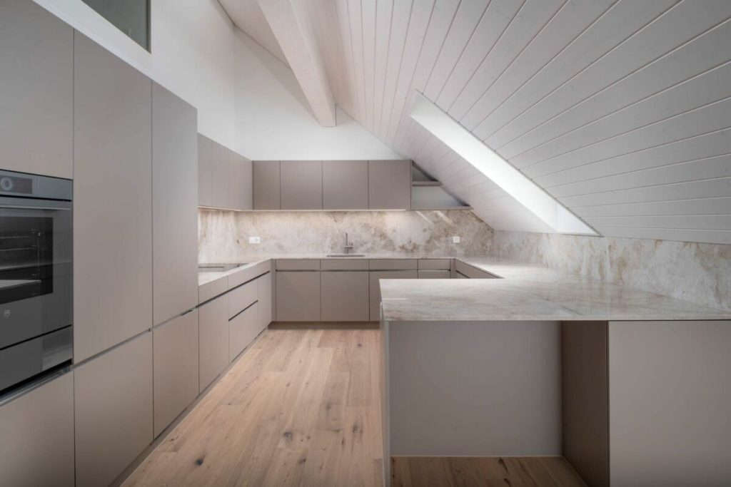 Maisonette-Dachwohnung mit Seesicht - Wohnen über den Dächern von Männedorf - Bild 4