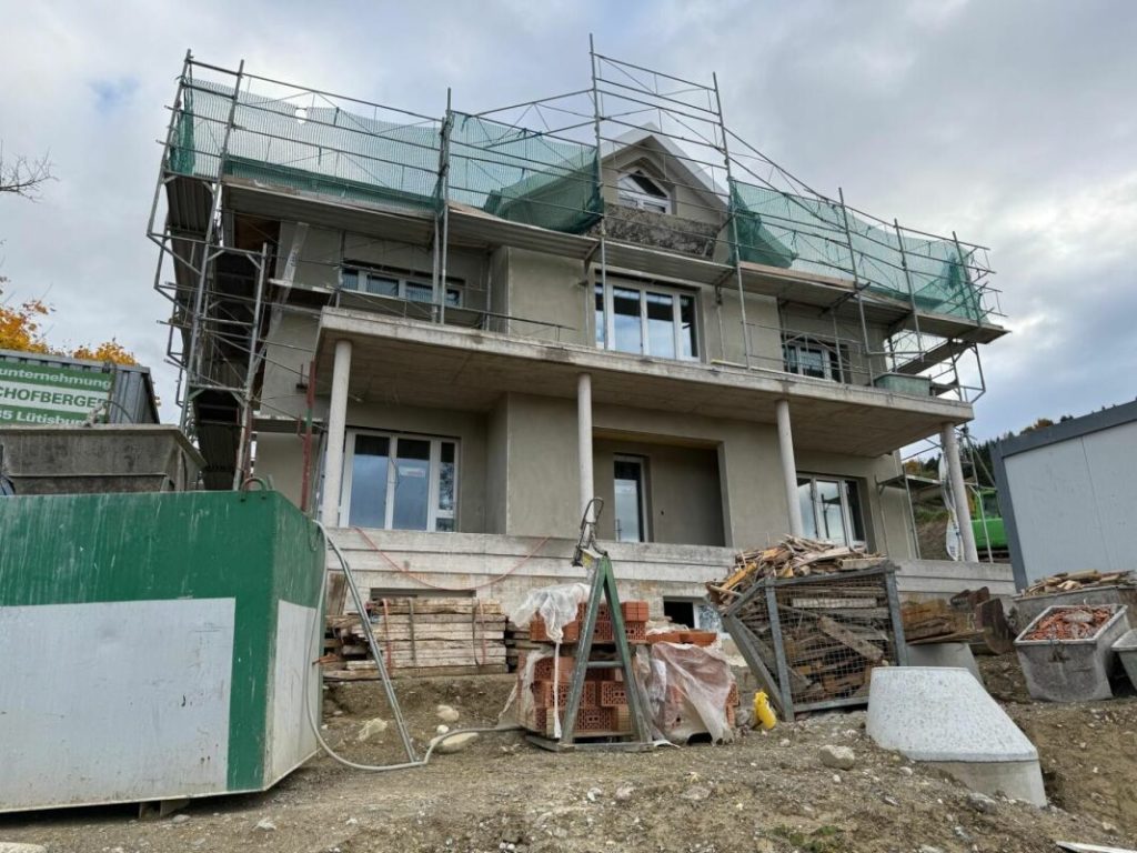 Zu vermieten in Mammern, angrenzend an Landwirtschaftszone, freistehendes 6½ Zi.-EFH mit Lift; An unverbaubarer Hanglage und Sicht auf See ! - Bild 2