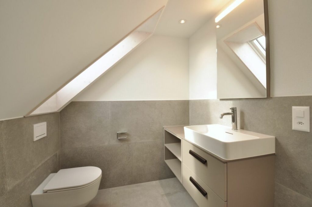 Komplett erneuertes und freistehendes Mehr-Generationenhaus - Badezimmer (W2)
