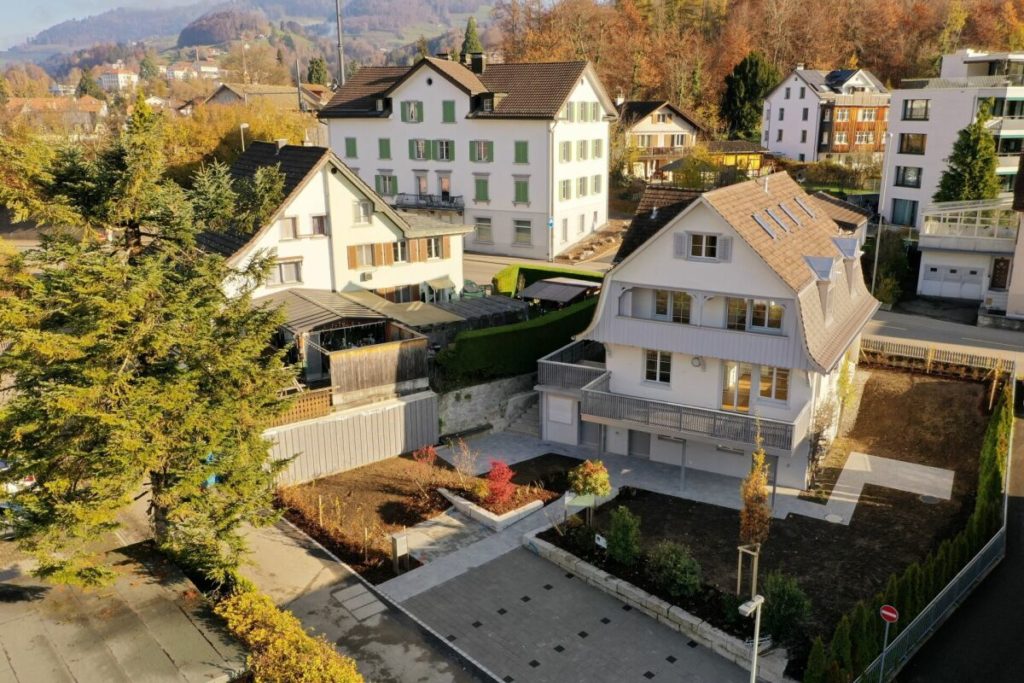 Komplett erneuertes und freistehendes Mehr-Generationenhaus - Bild 1