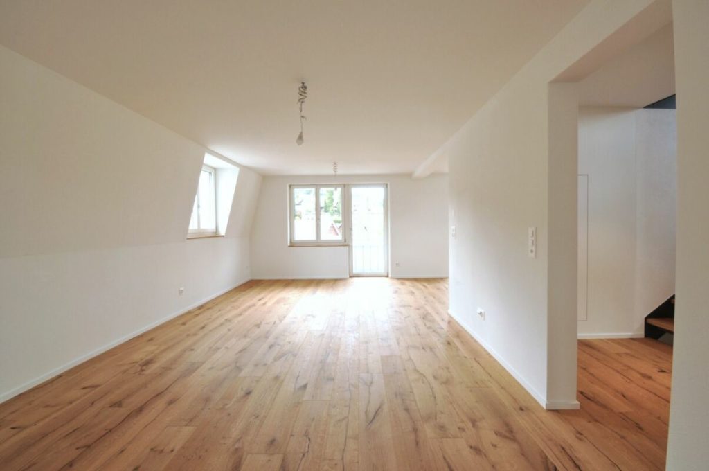 Komplett erneuertes und freistehendes Mehr-Generationenhaus - Wohnzimmer (W2)