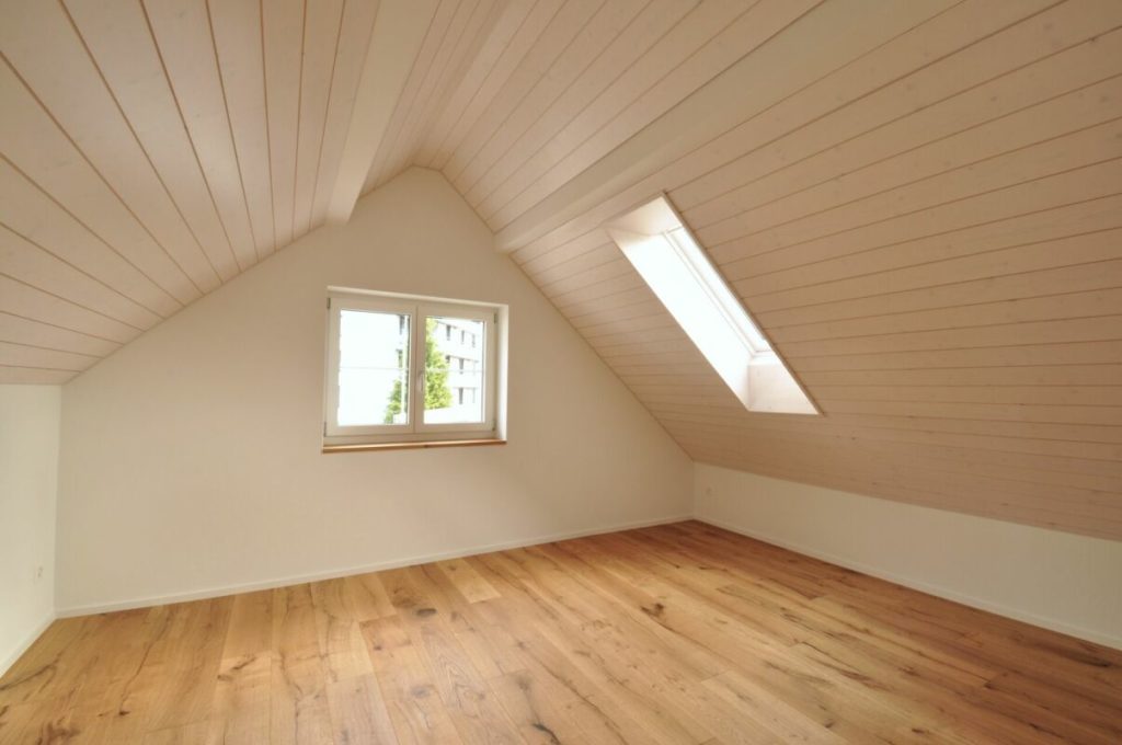 Komplett erneuertes und freistehendes Mehr-Generationenhaus - Schlafzimmer (W2)