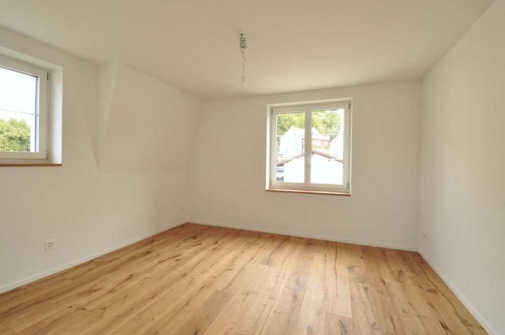 Komplett erneuertes und freistehendes Mehr-Generationenhaus - Schlafzimmer (W2)