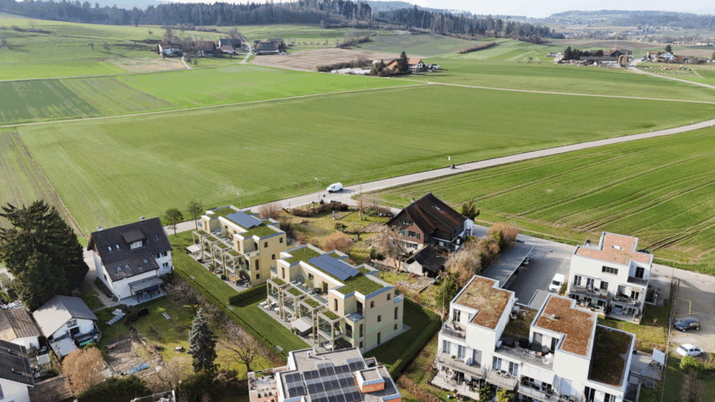 Lantig: Reihen-Eckhaus mit viel Gartenfläche - Aussenansicht Südost