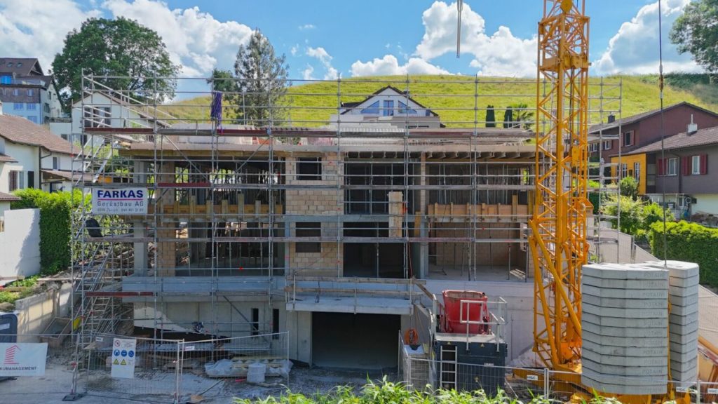 DIE KRÖNUNG DES HAUSES NIMMT FORM AN - DACHWOHNUNG IM BAU -  Bild 1